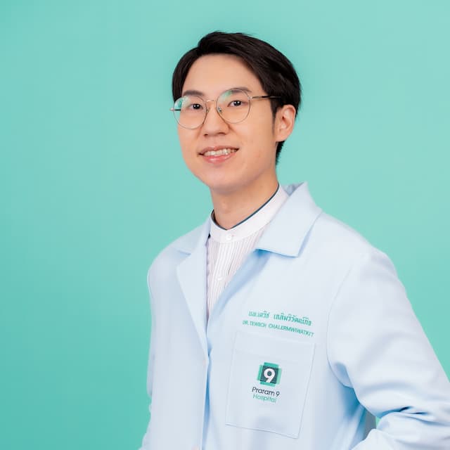 นพ. เตวิช เฉลิมวิวัฒน์กิจ